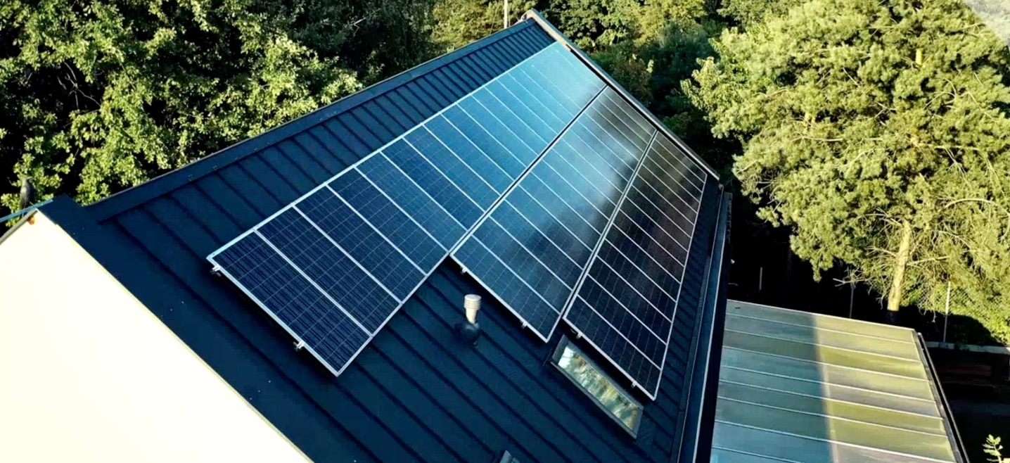 Monterade solceller på tak i Linköping